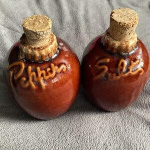 SET OF VINTAGE GLAZED POTTERY SALT&PEPPER SHAKERS